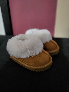 BABY WONDER NATION FURRY BOOTS SZ 2